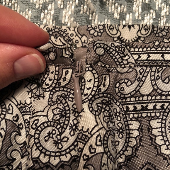 Ann Taylor Loft gray and white silk skirt size 2P - Picture 3 of 4